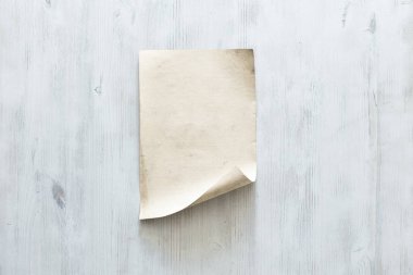 boş kağıt ahşap duvar üzerinde