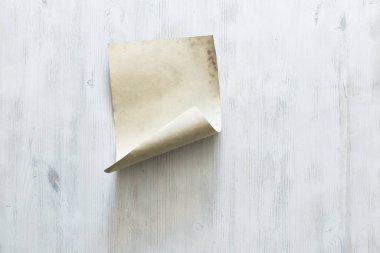 boş kağıt ahşap duvar üzerinde