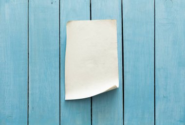 boş kağıt ahşap duvar üzerinde