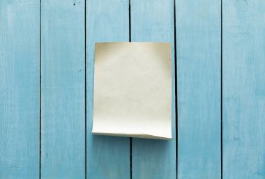 boş kağıt ahşap duvar üzerinde