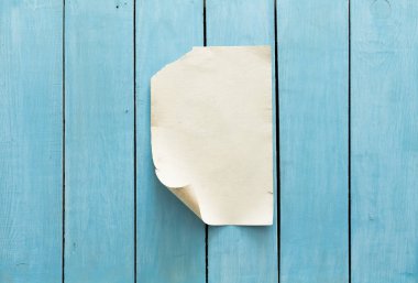 boş kağıt ahşap duvar üzerinde