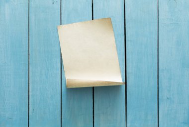 boş kağıt ahşap duvar üzerinde