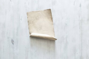 boş kağıt ahşap duvar üzerinde