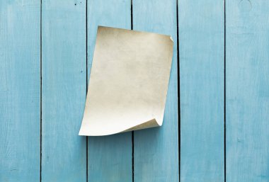 boş kağıt ahşap duvar üzerinde