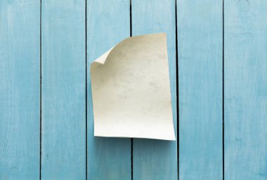 boş kağıt ahşap duvar üzerinde