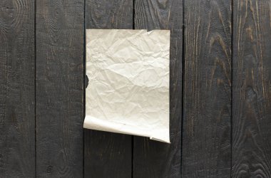 boş kağıt sayfası ahşap duvar üzerinde