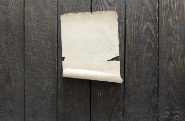 boş kağıt sayfası ahşap duvar üzerinde