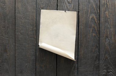 boş kağıt sayfası ahşap duvar üzerinde