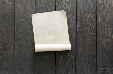 boş kağıt sayfası ahşap duvar üzerinde