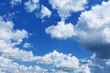 Mavi gökyüzündeki bulutlar