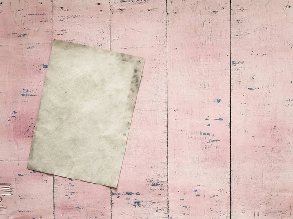 Пустая бумага на деревянной стене — стоковое фото