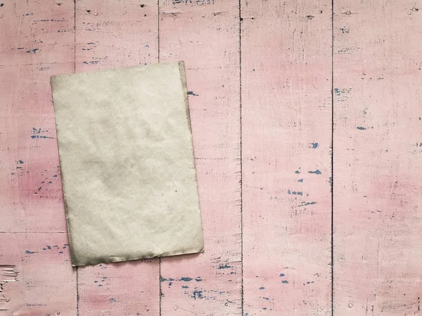 Papel en blanco sobre pared de madera — Foto de Stock