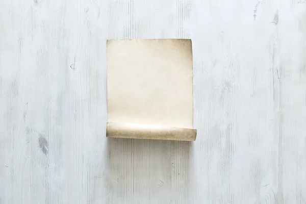 Papel em branco na parede de madeira — Fotografia de Stock