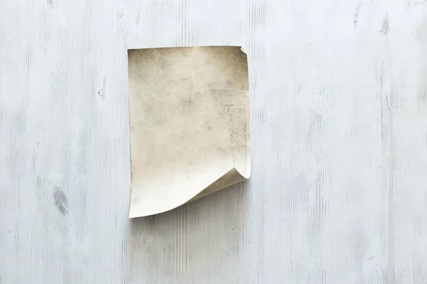 Papel en blanco sobre pared de madera — Foto de Stock