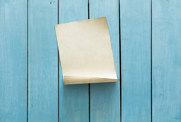 木製の壁に空白の紙 — ストック写真