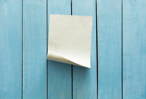 Пустая бумага на деревянной стене — стоковое фото