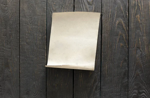 Leeres Papierblatt an Holzwand — Stockfoto