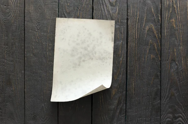 Hoja de papel en blanco en la pared de madera —  Fotos de Stock