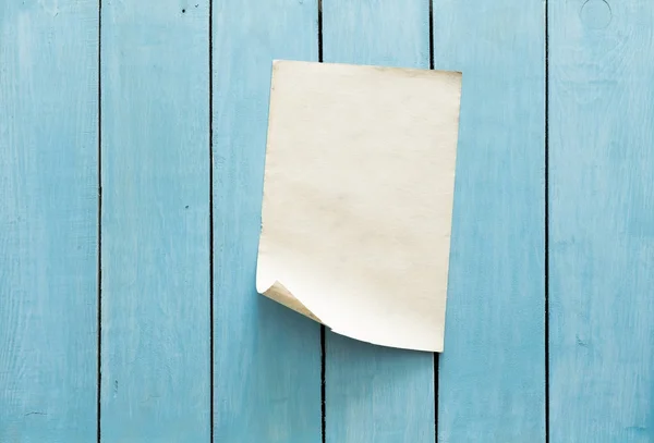 Blankt papper på trävägg — Stockfoto
