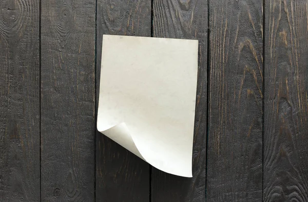 Hoja de papel en blanco en la pared de madera —  Fotos de Stock