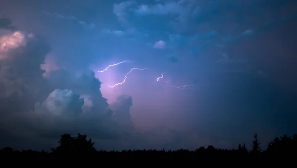 Blitz am bewölkten Himmel — Stockfoto