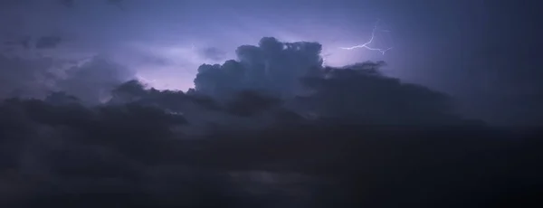 Um raio no céu nublado — Fotografia de Stock