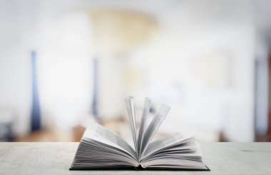 Masanın üzerinde kitabı aç 