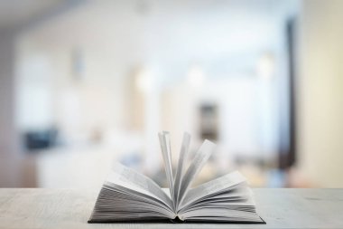 Masanın üzerinde kitabı aç 