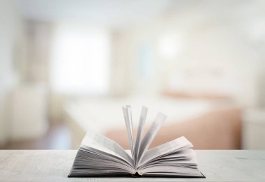 Masanın üzerinde kitabı aç 