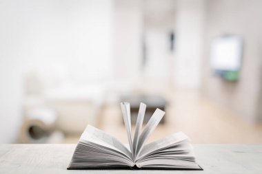 Masanın üzerinde kitabı aç 