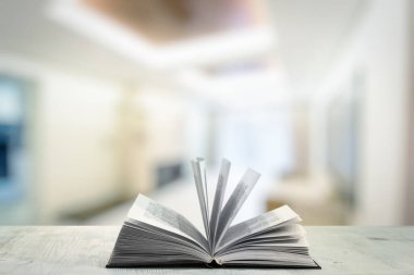 Masanın üzerinde kitabı aç 