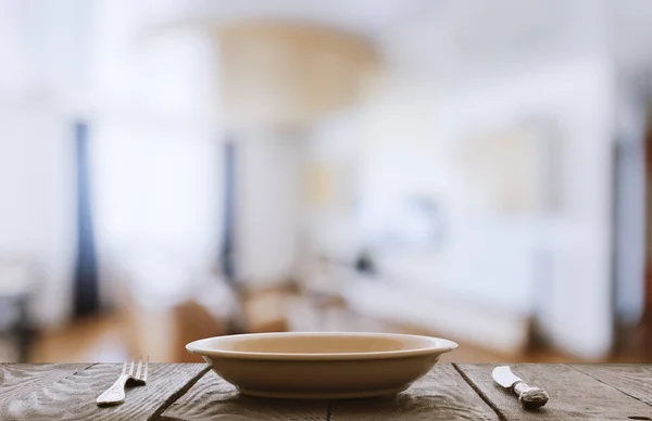 Пустая тарелка с вилкой и ножом — стоковое фото