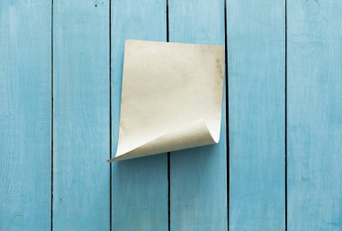 eski kağıt mavi ahşap duvar arka plan üzerinde