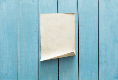 eski kağıt mavi ahşap duvar arka plan üzerinde