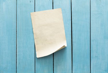 eski kağıt mavi ahşap duvar arka plan üzerinde