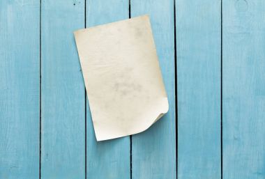 eski kağıt mavi ahşap duvar arka plan üzerinde