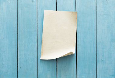 eski kağıt mavi ahşap duvar arka plan üzerinde