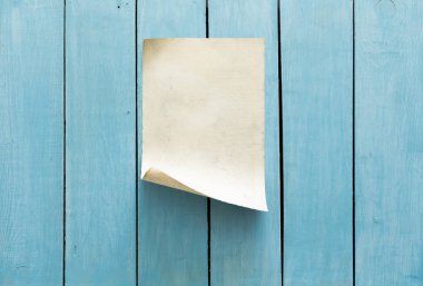 eski kağıt mavi ahşap duvar arka plan üzerinde