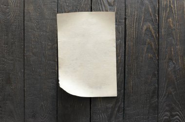 koyu ahşap duvar arka plan üzerinde eski kağıt