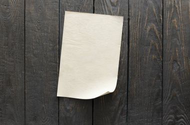 koyu ahşap duvar arka plan üzerinde eski kağıt