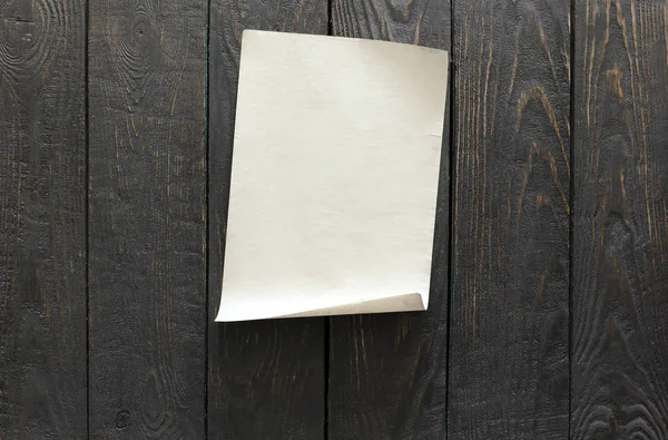 Koyu Ahşap Duvar Arka Plan Üzerinde Eski Kağıt — Stok fotoğraf