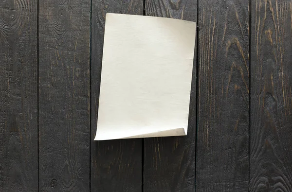 Oud Papier Donkere Houten Muur Achtergrond — Stockfoto