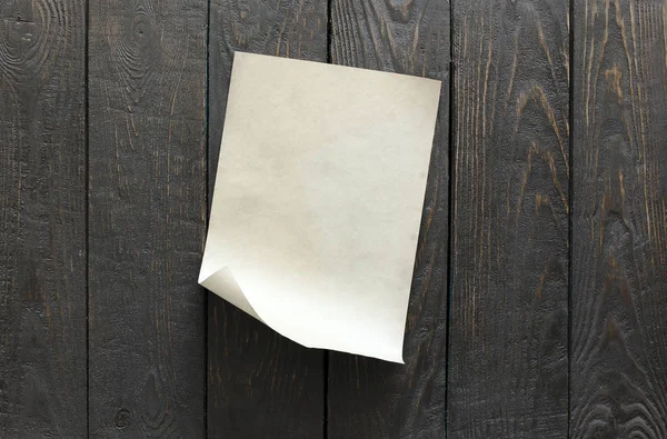 Oud Papier Donkere Houten Muur Achtergrond — Stockfoto