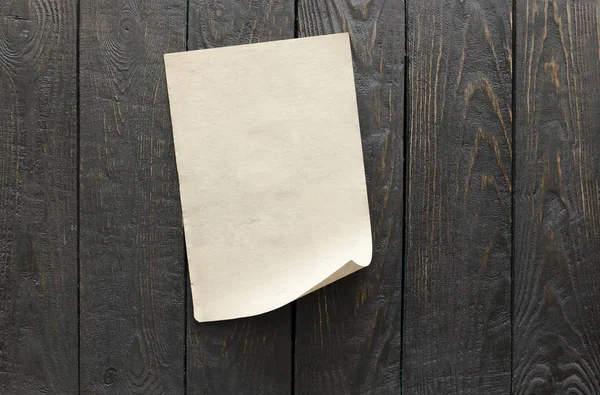 深色木墙背景的旧纸 — 图库照片