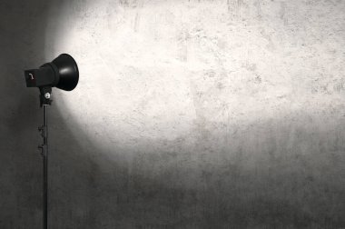 Beton duvar dokusu üzerinde yönelik spot