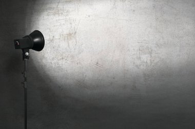 Beton duvar dokusu üzerinde yönelik spot