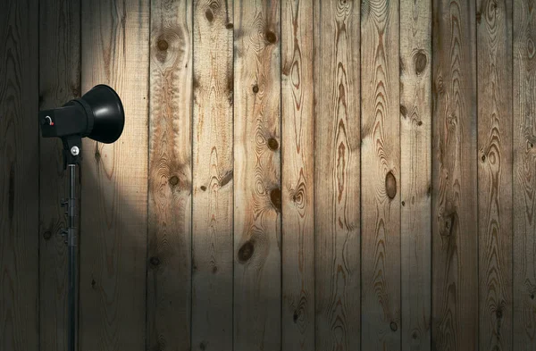 Reflektor Świateł Drogowych Zorientowanych Ścianie Drewnianej — Zdjęcie stockowe