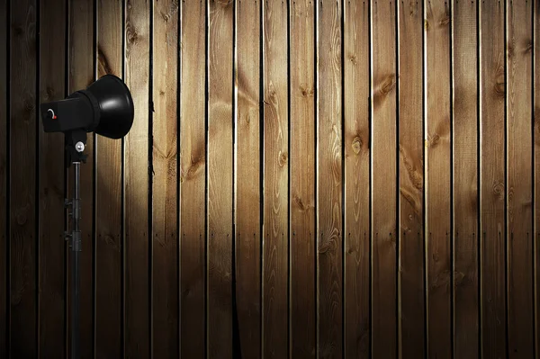 Reflektor Świateł Drogowych Zorientowanych Ścianie Drewnianej — Zdjęcie stockowe