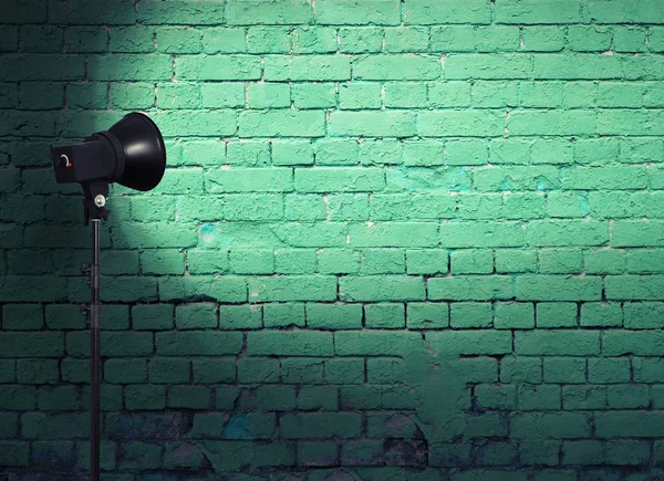 Прожектор Ориентированный Текстуру Кирпичной Стены — стоковое фото