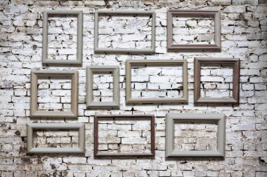 eski püskü tuğla duvar eski fotoğraf çerçeveleri